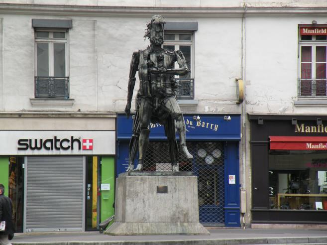  sculpture de César, place de l'Odéon